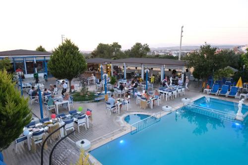 Бассейн в Mavi Restaurant & Apartments 1 или поблизости
