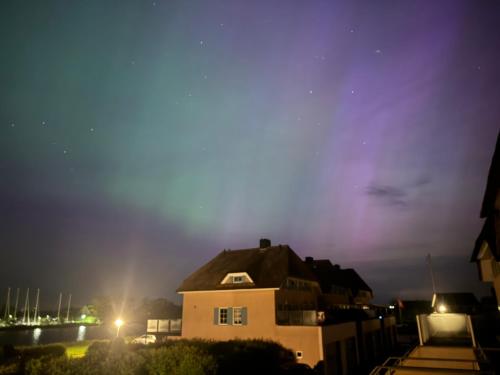 a house at night with the lights on at Watervilla met prachtig uitzicht in Stavoren