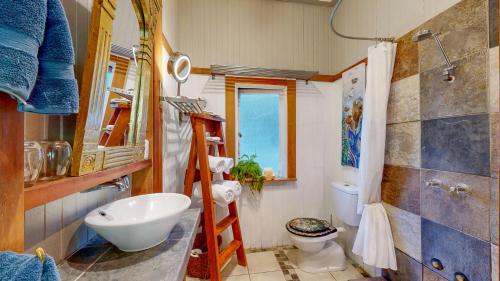 ネイピアにあるBluff Hill Lighthouse B&Bの洗面台、トイレ、鏡のあるバスルーム