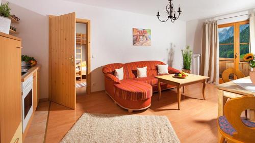 拉姆紹的住宿－Haus Schwarzeck，客厅配有沙发和桌子
