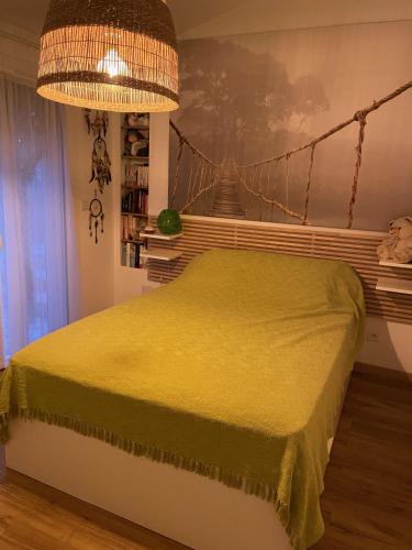 une chambre avec un lit avec une couverture jaune dans l'établissement Agapi Mou, aux Baux-de-Provence