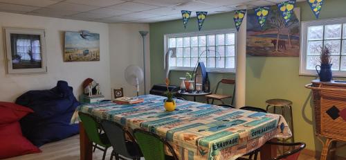 Cette chambre comprend une table avec des chaises et un canapé. dans l'établissement Bathyscaphe sympathique, à Sète