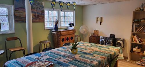 une chambre avec une table et un chiffon de table dans l'établissement Bathyscaphe sympathique, à Sète