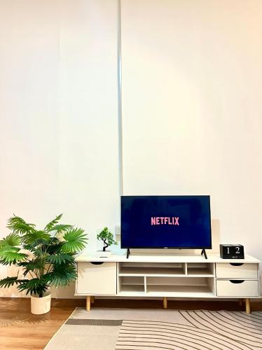 TV a/nebo společenská místnost v ubytování Lee's Transient Unit 3