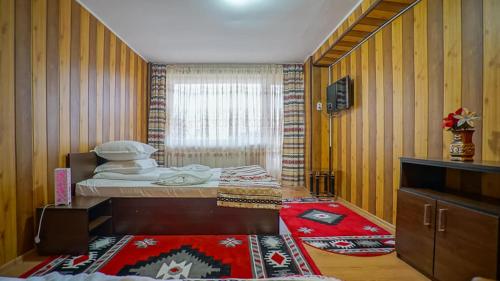 a small room with a bed and a window at Vila Muntii Bucegi & SPA in Bran