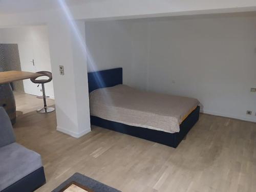 une petite chambre avec un lit et un bureau dans l'établissement Loft spacieux et cosy, à Toulouse