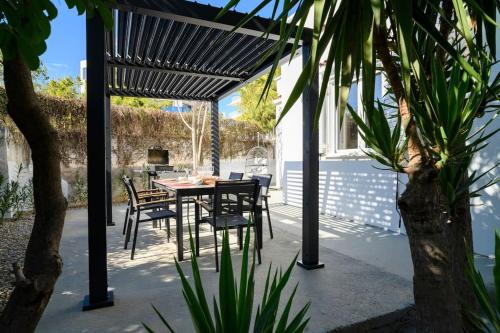 Seclusion, Privacy and 2 bedroom Luxury in Glyfada