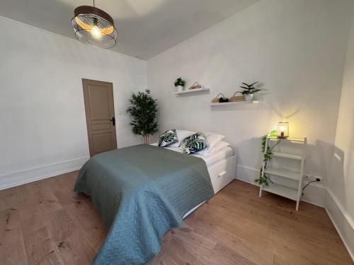 une chambre avec un lit avec une couverture bleue dans l'établissement Le Châtillon T3 Vue sur Saône Centre Mâcon, à Mâcon