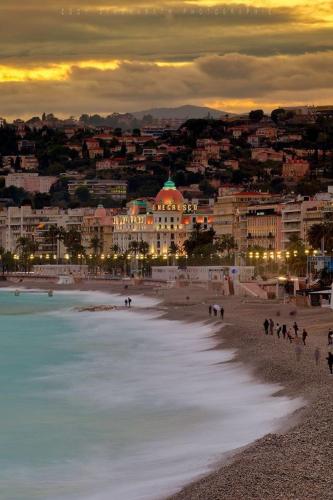 - une promenade sur la plage au coucher du soleil dans l'établissement Suite Chic & Cosy, Hyper Centre, Proximité Plage, NICE CENTRE, à Nice