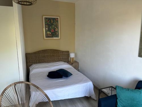 Ένα ή περισσότερα κρεβάτια σε δωμάτιο στο Studio Les arbousiers