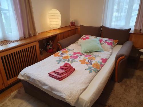 a bed with towels on it in a room at Bed n Bureau Roggwil in Roggwil
