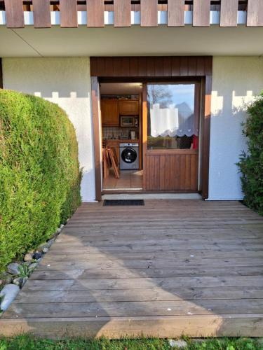 une porte d'entrée d'une maison avec lave-linge dans l'établissement Studio pour 4 avec terrasse plein pied, coin montagne, vue montagne & nature à Praz sur Arly, à Praz-sur-Arly