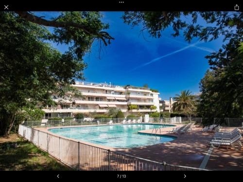 una piscina frente a un edificio en Eden, en Saint-Tropez