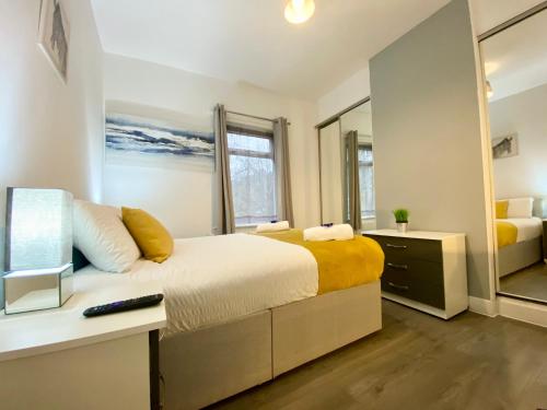 Postel nebo postele na pokoji v ubytování EMERALD LIVING - Stoke-on-Trent Central, close to Water World & Alton Towers, with free parking!