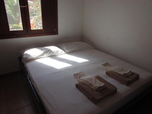 En eller flere senge i et værelse på Private Apartments 1 minute to the pool & beach Santa Maria #74B #86