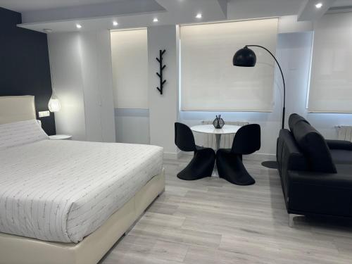 Ένα ή περισσότερα κρεβάτια σε δωμάτιο στο Black and White Suite Cervantes