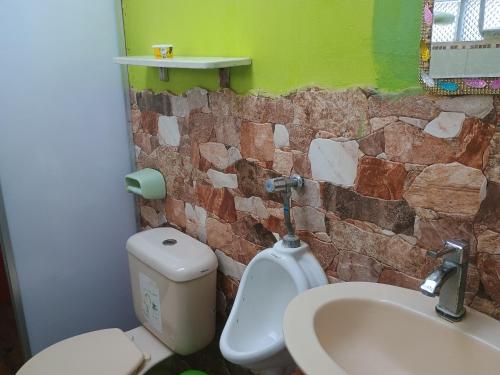 Koupelna v ubytování KORYARES HAUS-TAMBOPATA