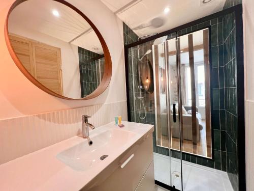 une salle de bain avec un lavabo et un miroir dans l'établissement B066 Studio design à 5 mn de la plage, à Cannes