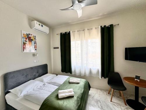 リマソールにあるSmart Comfort RoomN2 with Private Bathroom in best Location Beach 250mのベッドとタオル2枚のある寝室
