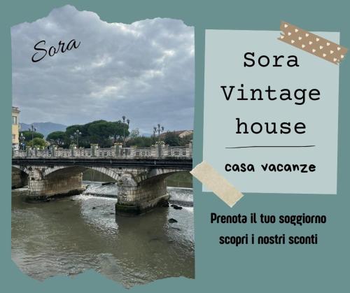 un ponte su un fiume con un ponte in una città di Sora, vintage house a Sora