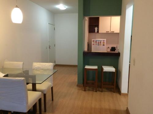 ein Wohnzimmer mit einem Tisch und Stühlen sowie eine Küche in der Unterkunft Copacabana Flat in Rio de Janeiro