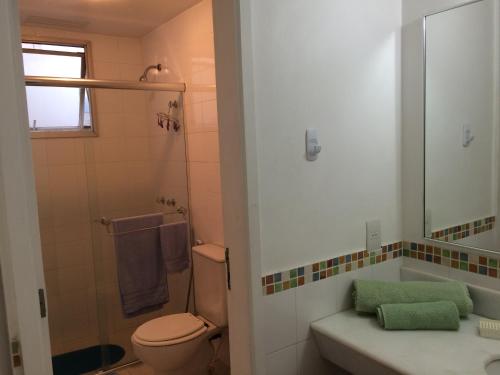 uma casa de banho com um WC, um chuveiro e um lavatório. em Copacabana Flat no Rio de Janeiro