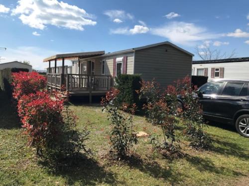 una casa con un coche aparcado delante en Po - Design et confort - 3 ch, 2 sdb, proche plages, gares et aéroport, en Lattes