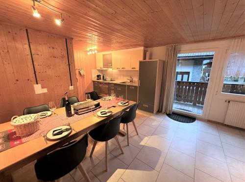 Kuchyň nebo kuchyňský kout v ubytování Ski-in, central and cosy in the Chalet Diana, free access to swimming pool