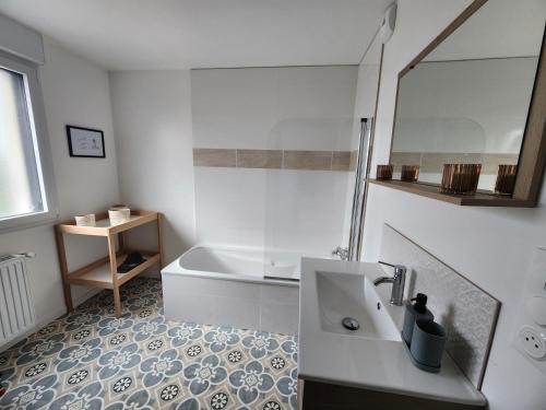 Bilik mandi di Ti an holen Maison familiale de charme à 5mn à pied de la plage et du port