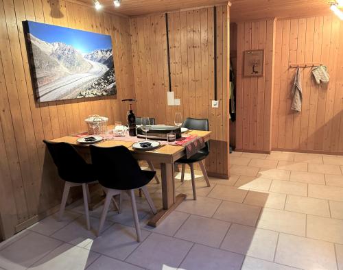Fotografie z fotogalerie ubytování Ski-in, central and cosy in the Chalet Diana, free access to swimming pool v destinaci Bettmeralp