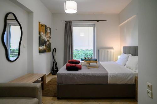 ein Schlafzimmer mit einem Bett und einem Tisch und einem Fenster in der Unterkunft Premium Athenian District Urban 1 bedroom flat B in Athen