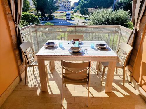 フォッローニカにあるCasa Viviana con BOX bici moto autoの通りの景色を望むバルコニー(テーブル、椅子付)