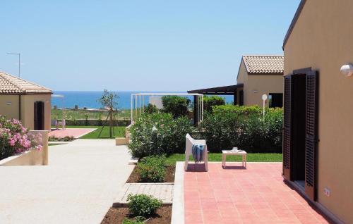 eine Terrasse eines Hauses mit Meerblick in der Unterkunft Awesome Home In Marina Di Modica in Marina di Modica