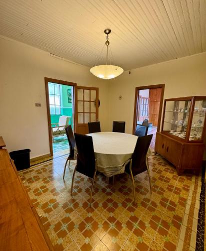 a dining room with a table and chairs at Casa del Zocalo in Tlatlauquitepec