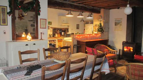 une cuisine et une salle à manger avec une table et des chaises dans l'établissement Maison sans mitoyenneté 760 m d'altitude pour 6 personnes sur grand terrain non clos, à Massat