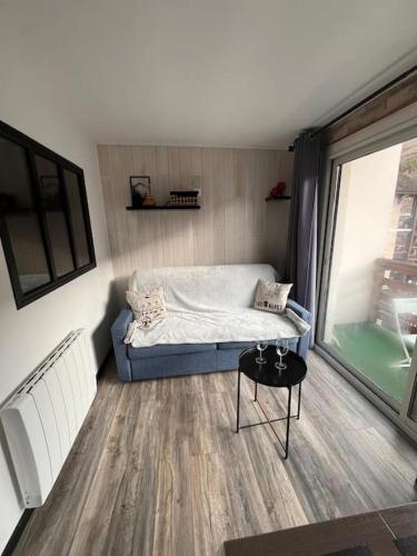 une petite pièce avec un lit et une fenêtre dans l'établissement Appartement au cœur des 2 Alpes, à Les Deux Alpes