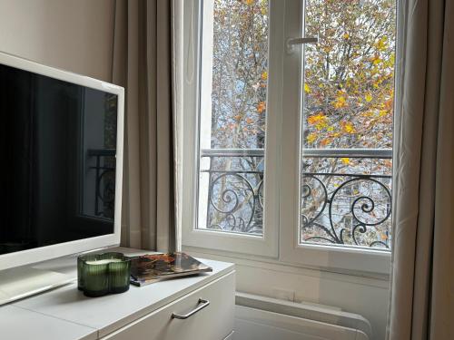 Il comprend un salon doté d'une télévision et d'une fenêtre. dans l'établissement Clichy studio Getaway - C70, à Paris