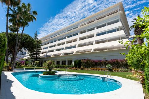 Sea view 2-bedroom apartment with pool