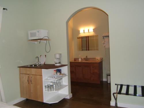 an archway leading into a kitchen with a sink at Baergnaescht B&B in Osoyoos