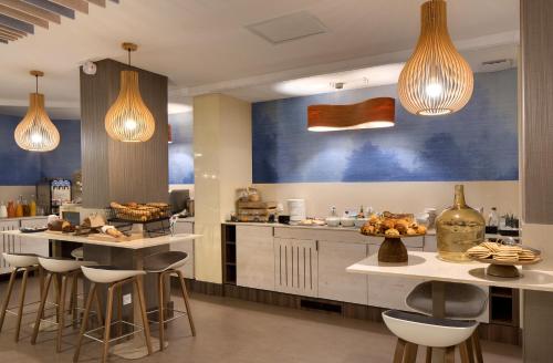 a kitchen with aasteryasteryasteryasteryasteryasteryasteryasteryasteryasteryasteryastery at Mercure Montpellier Centre Comédie in Montpellier