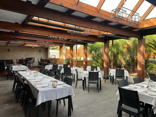 a restaurant with tables and chairs with white tablecloths at Sunseeker Motor Inn in Batemans Bay