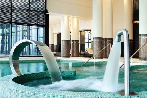 - une piscine avec des fontaines dans un bâtiment dans l'établissement Home NEAR Paris 12minbb, à Deuil-la-Barre