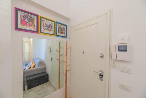 una stanza con porta e specchio e una stanza di Windrose Risorgimento Suite a Pisa