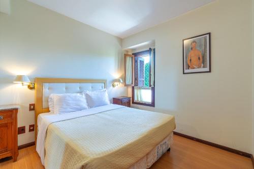 格拉玛多Completo 2 Suítes no Wish Resort no Centro的房间里有一张大床的卧室