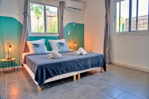 Postel nebo postele na pokoji v ubytování Villa Lanmè cosy, piscine privative & vue Mer