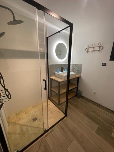 une salle de bain avec une douche en verre avec un lavabo dans l'établissement Chalet des fauvettes, à Gérardmer