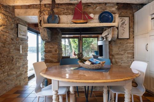 une salle à manger avec une table et des chaises en bois dans l'établissement Maison Ty Kefeleg, à Riec-sur-Bélon