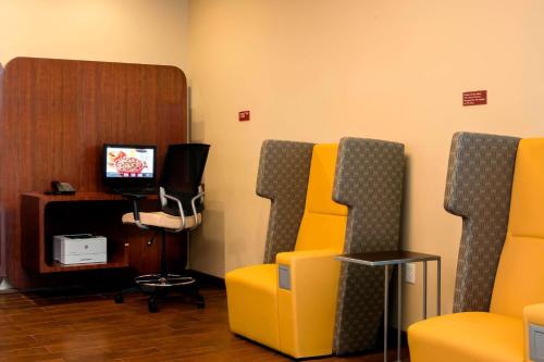 TownePlace Suites Orlando at FLAMINGO CROSSINGS® Town Center/Western Entrance Image