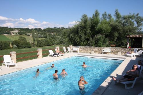 un grupo de personas nadando en una piscina en Domaine du Bas Chalus en Forcalquier