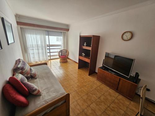 ein Wohnzimmer mit Sofa und Fernseher in der Unterkunft Centro de Mar del Plata in Mar del Plata